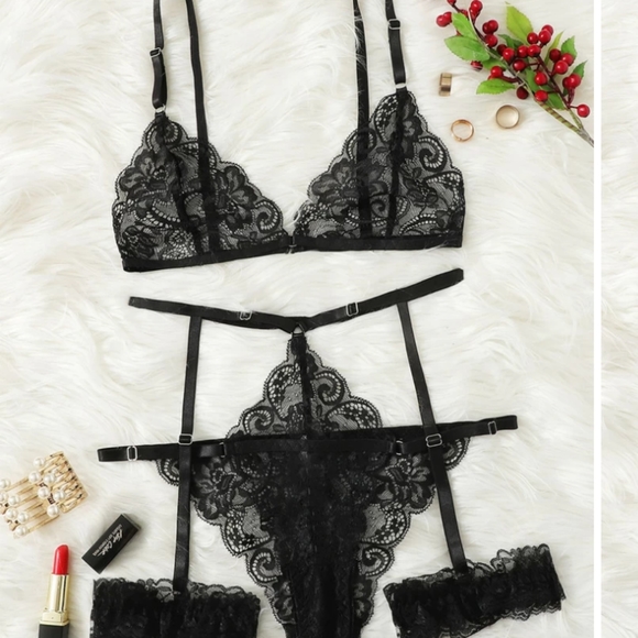 PrettyLittleThing Other - 4pc Scalloped Trim Floral Garter Lingerie Set